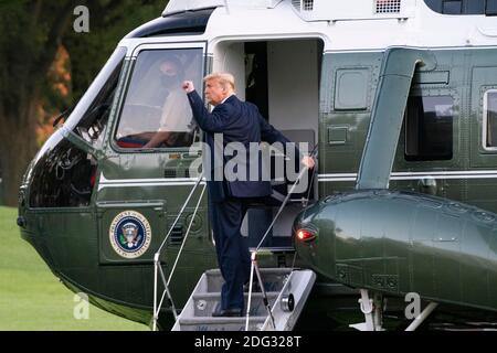 Le président américain Donald Trump est à bord de Marine One lorsqu'il quitte la Maison Blanche à Washington, DC, USA, le 20 octobre 2020. Il est prévu que Trump accueille un rassemblement de campagne à Erie, en Pennsylvanie, avant de retourner à la Maison Blanche ce soir. Crédit : Alex Edelman/l'accès photo Banque D'Images