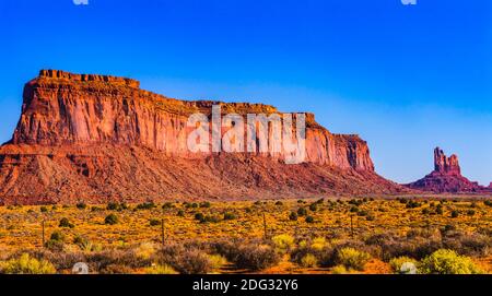 Assise colorée Hen Butte Eagle Mesa Rock formation Canyon face à Cliff Desert Monument Valley Utah. Banque D'Images