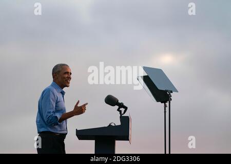 L'ancien président américain Barack Obama s'adresse aux partisans de Biden-Harris lors d'un rassemblement à Philadelphie, en Pennsylvanie, le 21 octobre 2020. - l'ancien président américain Barack Obama a suivi la campagne électorale de Joe Biden aujourd'hui pour tenter d'augmenter le soutien de son ancien vice-président parmi les jeunes Américains et les électeurs noirs dans la dernière partie de la course à la Maison Blanche. Crédit : Alex Edelman/l'accès photo Banque D'Images