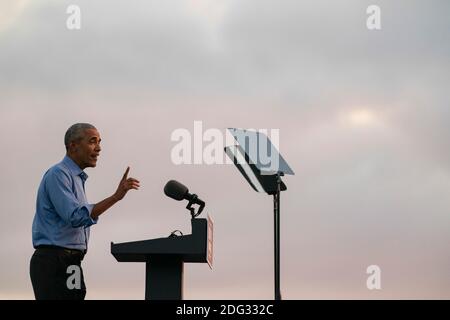 L'ancien président américain Barack Obama s'adresse aux partisans de Biden-Harris lors d'un rassemblement à Philadelphie, en Pennsylvanie, le 21 octobre 2020. - l'ancien président américain Barack Obama a suivi la campagne électorale de Joe Biden aujourd'hui pour tenter d'augmenter le soutien de son ancien vice-président parmi les jeunes Américains et les électeurs noirs dans la dernière partie de la course à la Maison Blanche. Crédit : Alex Edelman/l'accès photo Banque D'Images