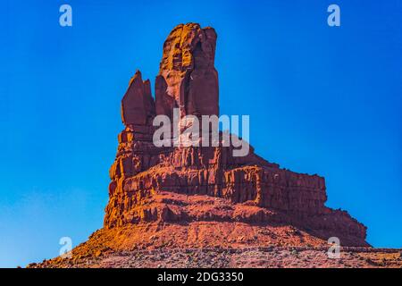 Hen Butte Rock formation Canyon face à Cliff Desert Monument Valley Utah. Banque D'Images