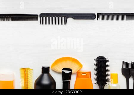 Brosse à cheveux, peigne, ciseaux, shampo. Ensemble orange noir. Coiffeur, équipement de salon de coiffure professionnel dans salon de beauté, coupe de cheveux Banque D'Images