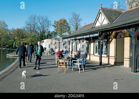 Lakeside café, Alexandra Palace Park avec des gens à des tables à l'extérieur et un petit chien blanc à l'avant, London Borough of Haringey Banque D'Images