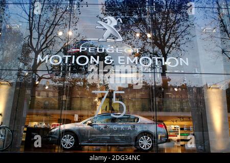 Photo du fichier - Illustration de PSA Peugeot Citroën à Paris, France, le 18 novembre 2011. La société française qui possède Peugeot et Citroën a conclu un accord de 2,2 milliards d'euros pour l'achat de l'unité européenne de General Motors, y compris Vauxhall. GM Europe n'a pas réalisé de bénéfices depuis 1999 et l'accord a suscité des craintes quant aux pertes d'emplois à Vauxhall. Avec les activités Opel et Vauxhall de GM, le Groupe PSA deviendrait le deuxième constructeur automobile en importance en Europe, derrière Volkswagen. Photo d'Alain Apaydin/ABACAPRESS.COM Banque D'Images