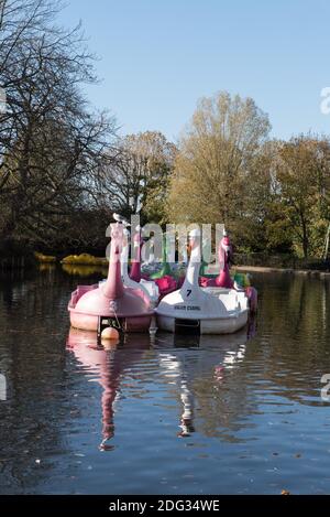 Pédalos ou pédalos amarrés sur le lac Alexandra Palace Park, quartier de Londres de Haringey Banque D'Images