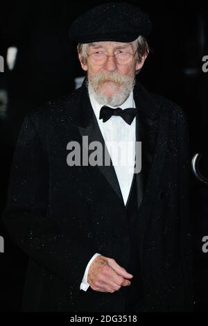 Photo du fichier - John Hurt participe à l'ouverture du BFI London film Festival et à la création du jeu d'imitation à Odeon Leicester Square à Londres, Royaume-Uni, le 08 octobre 2014. L'ancien acteur Sir John Hurt est décédé à l'âge de 77 ans, a déclaré son agent. La star gagnante du BAFTA, connue pour ses rôles dans Alien et l'Homme éléphant, a continué à travailler malgré le diagnostic de cancer pancréatique en 2015. Il a récemment joué le rôle de Père Richard McSorley à Jackie, la biographique de l'épouse du Président John F. Kennedy. Photo d'Aurore Marechal/ABACAPRESS.COM Banque D'Images