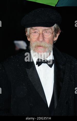 Photo du fichier - John Hurt participe à l'ouverture du BFI London film Festival et à la création du jeu d'imitation à Odeon Leicester Square à Londres, Royaume-Uni, le 08 octobre 2014. L'ancien acteur Sir John Hurt est décédé à l'âge de 77 ans, a déclaré son agent. La star gagnante du BAFTA, connue pour ses rôles dans Alien et l'Homme éléphant, a continué à travailler malgré le diagnostic de cancer pancréatique en 2015. Il a récemment joué le rôle de Père Richard McSorley à Jackie, la biographique de l'épouse du Président John F. Kennedy. Photo d'Aurore Marechal/ABACAPRESS.COM Banque D'Images