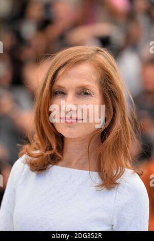 Photo du fichier - Isabelle Huppert posant au photocall pour le film Vallée de l'Amour dans le cadre du 68e Festival de Cannes, France, le 22 mai 2015. Isabelle Huppert a remporté la meilleure actrice de cinéma dramatique à 2017 Golden Globes. Photo de Nicolas Briquet/ABACAPRESS.COM Banque D'Images