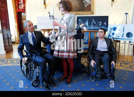 Le président américain Barack Obama essaie un levier attachable qui peut faciliter et réduire la fatigue des mouvements en fauteuil roulant créé par Kaitlin Rees (C) de Douvres, Massachusetts, tandis que Mohammed Sayed (R) de Cambridge, Massachusetts, qui a développé un bras modulaire imprimé en 3D, regarde, à la Maison Blanche, à Washington, DC, Etats-Unis, Le 23 mars 2015. La Foire des sciences de la Maison-Blanche 2015 est une célébration des lauréats des concours STEM (sciences, technologie, ingénierie et mathématiques) de partout au pays. Photo par Aude Guerrucci/Pool/ABACAPRESS.COM Banque D'Images