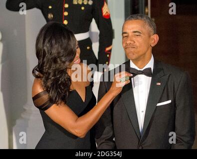 La première dame Michelle Obama ajuste l'égalité du président des États-Unis Barack Obama alors qu'ils se préparent à accueillir le président XI Jinping de la Chine et Mme Peng Liyuan à un dîner d'État en leur honneur sur le Portico nord de la Maison Blanche à Washington, DC le vendredi 25 septembre 2015.Credit: Ron Sachs / CNP /ABACAPRESS.COM Banque D'Images