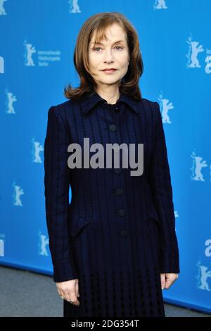 Photo du fichier - Isabelle Huppert présente le Photocall 'avenir' ('les choses à venir') lors de la 66e Berlinale, Berlin International film Festival à Berlin, Allemagne, le 13 février 2016. Isabelle Huppert a remporté la meilleure actrice de cinéma dramatique à 2017 Golden Globes. Photo d'Aurore Marechal/ABACAPRESS.COM Banque D'Images