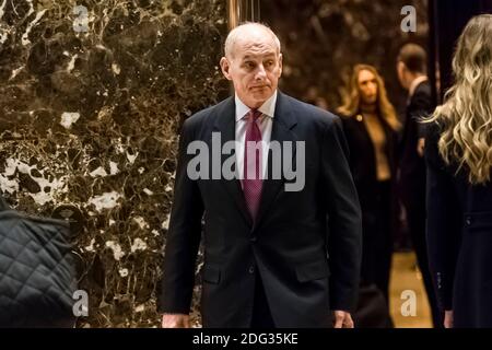 LE 3 janvier 2017, John F. Kelly, Secrétaire AMÉRICAIN à la sécurité intérieure, laisse un ascenseur dans le hall de la Trump Tower à New York, NY, États-Unis. Crédit: Albin Lohr-Jones / Pool via Polaris Images Banque D'Images