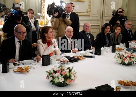 Ministre de la Défense Jean-Yves le Drian, ministre de l'Environnement, de l'énergie et des Affaires maritimes, responsable des relations internationales sur le climat Segolene Royal, Premier ministre Bernard Cazeneuve, ministre de l'Economie et des Finances Michel Sapin, ministre du travail, de l'emploi, de la formation professionnelle et du dialogue social Myriam El Khomri, Ministre de la Culture et de la communication Audrey Azoulay pour un petit déjeuner du nouvel an 2017 à Paris, en France, le 4 janvier 2017. Photo de Henri Szwarc/ABACAPRESS.COM Banque D'Images