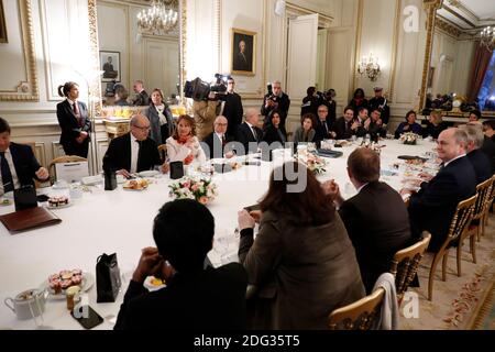 Ministre de la Défense Jean-Yves le Drian, ministre de l'Environnement, de l'énergie et des Affaires maritimes, responsable des relations internationales sur le climat Segolene Royal, Premier ministre Bernard Cazeneuve, ministre de l'Economie et des Finances Michel Sapin, ministre du travail, de l'emploi, de la formation professionnelle et du dialogue social Myriam El Khomri, Ministre de la Culture et de la communication Audrey Azoulay pour un petit déjeuner du nouvel an 2017 à Paris, en France, le 4 janvier 2017. Photo de Henri Szwarc/ABACAPRESS.COM Banque D'Images