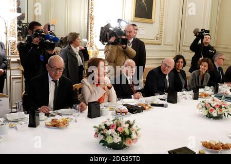 Ministre de la Défense Jean-Yves le Drian, ministre de l'Environnement, de l'énergie et des Affaires maritimes, responsable des relations internationales sur le climat Segolene Royal, Premier ministre Bernard Cazeneuve, ministre de l'Economie et des Finances Michel Sapin, ministre du travail, de l'emploi, de la formation professionnelle et du dialogue social Myriam El Khomri, Ministre de la Culture et de la communication Audrey Azoulay pour un petit déjeuner du nouvel an 2017 à Paris, en France, le 4 janvier 2017. Photo de Henri Szwarc/ABACAPRESS.COM Banque D'Images