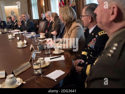 Le président Barack Obama parle aux médias qu'il rencontre avec les chefs d'état-major et les commandants de combat dans la salle du Cabinet à la Maison Blanche, à Washington, D.C. le 4 janvier 2017. Photo par Kevin Dietsch/UPI Banque D'Images