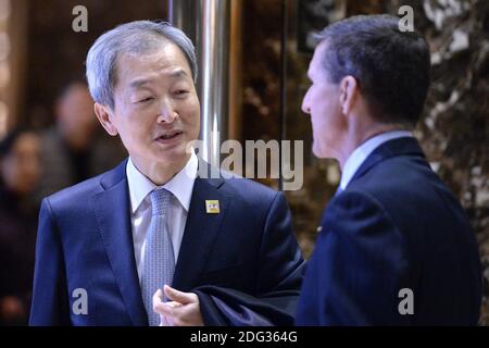 Ahn Ho-Young (l) , ambassadeur de la Corée du Sud aux États-Unis, s'entretient avec le lieutenant-général à la retraite Michael Flynn, choisi par le président élu Donald Trump pour le poste de conseiller à la sécurité nationale, dans le hall de la Trump Tower à New York, NY, le 4 janvier 2017. (Anthony Behar / piscine) Banque D'Images