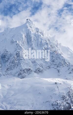 Aiguille du midi couverte de neige fraîche vue imprenable de chamonix France. Photo de haute qualité Banque D'Images