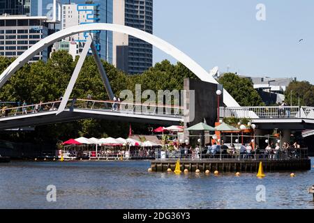 Melbourne, Australie, 4 décembre 2020. Les sites d'eau de la Yarra sont pleins de patrons pendant la 35e journée de cas zéro COVID-19 à Victoria, en Australie. Le sport scolaire et communautaire s'accélère et, à mesure que le temps s'améliore, de plus en plus de gens s'aventurer à l'extérieur et sur le point de profiter de cette grande ville. La pression monte sur le premier ministre Daniel Andrews pour tenir sa promesse de supprimer toutes les restrictions restantes. Crédit : Dave Helison/Alamy Live News Banque D'Images