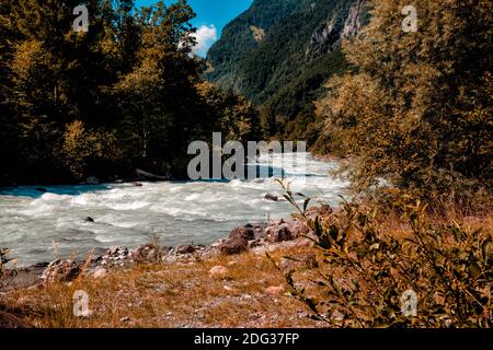 Le fleuve blanc de Lütschine coule puissant à travers le magnifique paysage alpin de la vallée de Lauterbrunnen à la fin de l'été. Oberland bernois, Suisse Banque D'Images