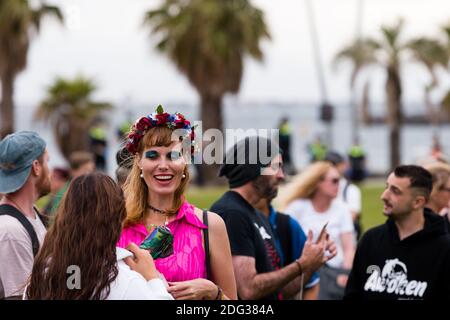 Melbourne, Australie, 5 décembre 2020. Une femme apporte de la couleur à la manifestation lors de la manifestation de Sack Daniel Andrews à St Kilda. Certaines parties de la communauté cherchent à tenir le premier ministre victorien responsable des manquements de son gouvernement qui ont causé plus de 800 décès pendant la crise du coronavirus. Victoria a enregistré 36 jours de Covid libre comme la pression monte sur le premier Daniel Andrews pour détendre toutes les restrictions restantes. Crédit : Dave Helison/Alamy Live News Banque D'Images