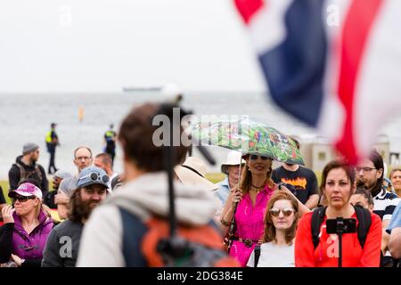 Melbourne, Australie, 5 décembre 2020. Une femme tenant un parapluie est vue parmi les manifestants pendant la manifestation de Sack Daniel Andrews à St Kilda. Certaines parties de la communauté cherchent à tenir le premier ministre victorien responsable des manquements de son gouvernement qui ont causé plus de 800 décès pendant la crise du coronavirus. Victoria a enregistré 36 jours de Covid libre comme la pression monte sur le premier Daniel Andrews pour détendre toutes les restrictions restantes. Crédit : Dave Helison/Alamy Live News Banque D'Images