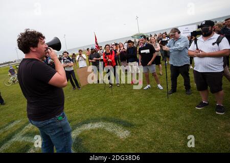 Melbourne, Australie, 5 décembre 2020. Le célèbre libertaire Topher Field prononce un discours lors de la manifestation de Sack Daniel Andrews à St Kilda. Certaines parties de la communauté cherchent à tenir le premier ministre victorien responsable des manquements de son gouvernement qui ont causé plus de 800 décès pendant la crise du coronavirus. Victoria a enregistré 36 jours de Covid libre comme la pression monte sur le premier Daniel Andrews pour détendre toutes les restrictions restantes. Crédit : Dave Helison/Alamy Live News Banque D'Images
