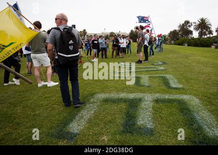 Melbourne, Australie, 5 décembre 2020. Les intervenants sont vus sur le panneau « Play IT Safe » dans un parc de St Kilda Beach pendant la manifestation de Sack Daniel Andrews à St Kilda. Certaines parties de la communauté cherchent à tenir le premier ministre victorien responsable des manquements de son gouvernement qui ont causé plus de 800 décès pendant la crise du coronavirus. Victoria a enregistré 36 jours de Covid libre comme la pression monte sur le premier Daniel Andrews pour détendre toutes les restrictions restantes. Crédit : Dave Helison/Alamy Live News Banque D'Images