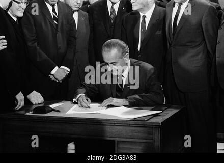 Le président des États-Unis, Lyndon Johnson, signant le projet de loi sur les droits civils alors qu'il est entouré de membres du Congrès, Washington, D.C., États-Unis, Warren K. Leffler, 11 avril 1968 Banque D'Images