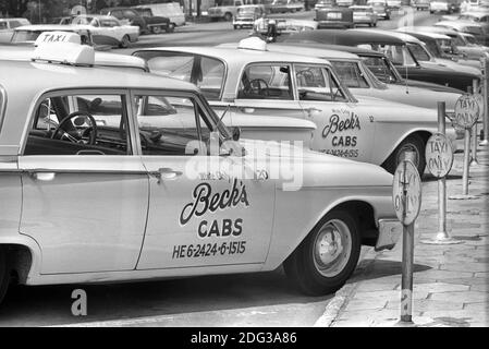 Taxis Cabs avec panneaux « White Only » à côté, Albany, Géorgie, États-Unis, photo de Warren K. Leffler, 18 août 1962 Banque D'Images