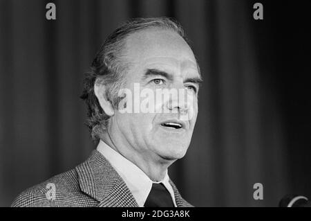 Le sénateur américain George McGovern, s'exprimant au cours de la campagne pour le président américain Warren K. Leffler, juin 1972 Banque D'Images