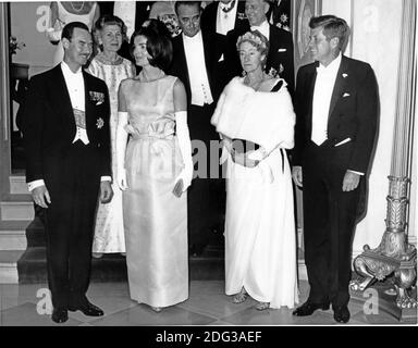 Le président des États-Unis John F. Kennedy, à droite, et la première dame Jacqueline Bouvier Kennedy, au centre gauche, posent avec la Grande Duchesse Charlotte de Luxembourg, au centre droit, et son fils le Prince Jean, à gauche, lors d'un dîner d'État à la Maison Blanche en l'honneur de la Grande Duchesse à Washington, DC, États-Unis, le 30 avril 1963. Le vice-président américain Lyndon B. Johnson est au centre de la deuxième rangée. Photo par Arnie Sachs / CNP Banque D'Images