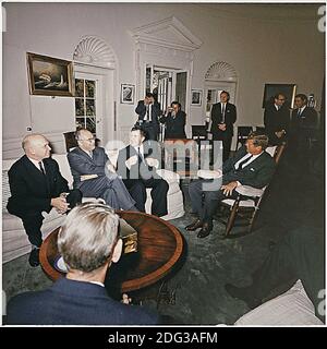 Washington, DC -- le président des États-Unis John F. Kennedy rencontre des responsables soviétiques dans le bureau ovale de la Maison Blanche à Washington, DC, USA, le 18 octobre 1962. De gauche à droite : le vice-ministre soviétique Vladimir S. Seyemenov, l'ambassadeur de l'URSS Anatoly F. Dobrynin, le ministre soviétique des Affaires étrangères Andrei Gromyko, le président Kennedy, les photographes, les aides. Photo de Robert Knudsen / Maison Blanche via CNP Banque D'Images