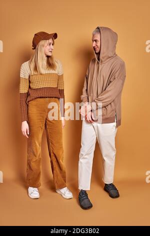 deux hommes et femmes à la mode se regardant les uns les autres souriant, portant des vêtements à la mode, portrait Banque D'Images