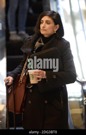 Il semble que Verma, le choix du président élu pour l'administrateur des centres pour Medicare et Medicaid Services, soit en train de descendre les escaliers mécaniques dans le hall de la Trump Tower à New York, NY, le 10 janvier 2017. Photo par Anthony Behar/Pool/ABACAPRESS.COM Banque D'Images