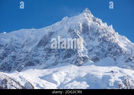 Aiguille du midi couverte de neige fraîche vue imprenable de chamonix France. Photo de haute qualité Banque D'Images