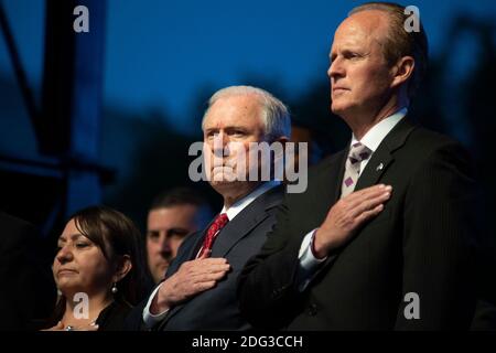 Le procureur général des États-Unis Jeff sessions (à gauche) et l'ancien procureur général des États-Unis John Ashcroft assistent à la 30e promenade annuelle de la chandelle pour les agents de l'application de la loi tués dans l'exercice de leurs fonctions au National Mall National Law Enforcement Offices Memorial le 13 mai 2018 à Washington, DC. Banque D'Images