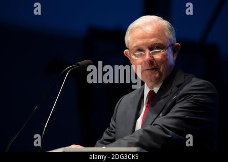 Le procureur général des États-Unis, Jeff sessions, prononce une allocution lors de la 30e promenade annuelle de Candlelight à l'intention des agents de l'application de la loi tués dans l'exercice de leurs fonctions au Monument commémoratif des officiers de l'application de la loi du National Mall le 13 mai 2018 à Washington, DC. Banque D'Images