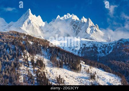 Aiguille du midi couverte de neige fraîche vue imprenable de chamonix France. Photo de haute qualité Banque D'Images