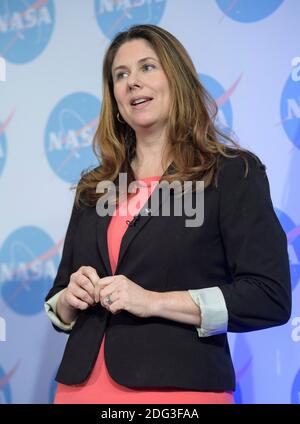 Contact avec les médias du Bureau des communications de la NASA Karen Fox parle lors d'un exposé préalable au lancement de la mission GRACE-FO au siège de la NASA le 30 avril 2018 à Washington, DC. Banque D'Images