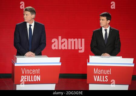 Vincent Peillon, ancien ministre de l'éducation du PS, Manuel Valls, ancien Premier ministre du PS, participe au deuxième débat télévisé sur BFMTV pour les primaires présidentielles de la gauche française avant l'élection présidentielle de 2017. Paris, France, le 15 janvier 2017. Photo de Jerome Dominé/ABACAPRESS.COM Banque D'Images