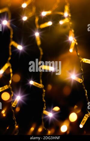 Guirlande lumineuse jaune fluo. Toile de fond festive pour cartes de vœux avec espace texte Banque D'Images