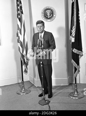 Le président des États-Unis John F. Kennedy annonce la nomination de W. Willard Wirtz au poste de secrétaire américain au travail à la Maison Blanche à Washington, DC, le 30 août 1962.photo par Arnie Sachs / CNP /ABACAPRESS.COM Banque D'Images