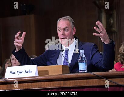 Le représentant américain Ryan Zinke (républicain du Montana) témoigne devant le Comité sénatorial américain de l'énergie et du commerce, alors qu'il tient une audience pour confirmer sa nomination au poste de secrétaire américain de l'intérieur à Capitol Hill à Washington, DC, Etats-Unis, le mardi 17 janvier 2017. Photo de Ron Sachs/CNP/ABACAPRESS.COM Banque D'Images