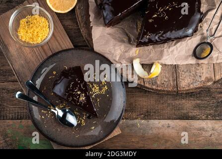 Un morceau de tarte au brownie avec zeste de citron sur fond de bois. Banque D'Images