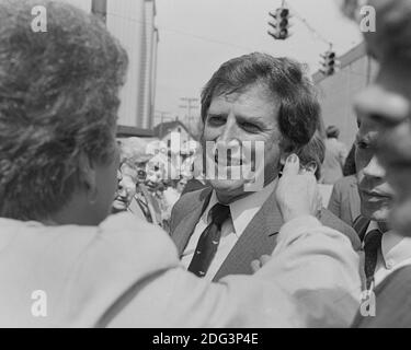 Le candidat à la présidence et le sénateur américain Gary Hart reçoit un gros baiser d'un supporter lors d'un arrêt de campagne à Cleveland, Ohio, le 6 mai 1984. Banque D'Images