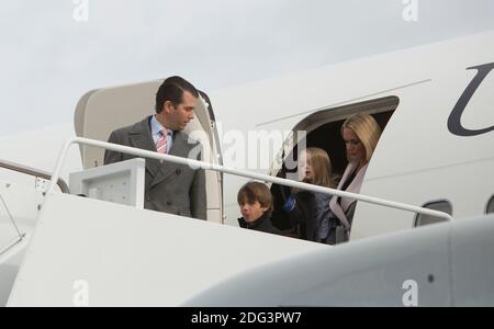 Les membres de la famille Trump quittent l'avion transportant le président élu des États-Unis Donald Trump arrive à la base conjointe Andrews dans le Maryland le 19 janvier 2017 la veille de sa prestation de serment en tant que 45e président des États-Unis. Crédit: Chris Kleponis / CNP Banque D'Images