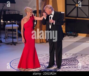 Le président élu des États-Unis Donald J. Trump embrasse la main de son directeur de campagne Kellyanne Conway lors du dîner « Candlelight » pour remercier les donateurs à Washington, DC, le 19 janvier 2017. Crédit: Chris Kleponis / CNP Banque D'Images