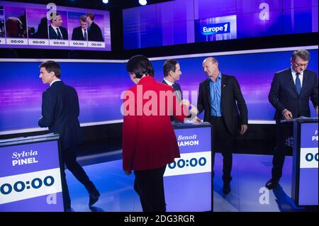 Candidats aux primaires présidentielles de la gauche française avant l'élection présidentielle de 2017, l'ancien Premier ministre Manuel Valls, Président du Parti de la gauche radicale (PRG) Sylvia Pinel, l'ancien ministre de l'éducation Benoit Hamon, l'ancien ministre de l'éducation Vincent Peillon, avant de participer à un dernier débateed télévisé à Paris, France, le 19 janvier, 2017. Photo de Laurent Chamussy/Pool/ABACAPRESS.COM Banque D'Images