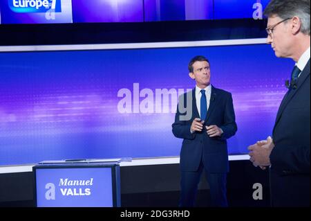 L'ancien Premier ministre Manuel Valls (L) et l'ancien ministre de l'éducation, Vincent Peillon, avant de participer à un débat télévisé final des candidats aux primaires présidentielles de la gauche française avant l'élection présidentielle de 2017 Paris, FRANCE - 19/01/2017. Banque D'Images